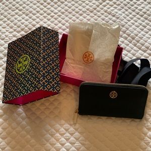 Tory Burch wallet never used with tag